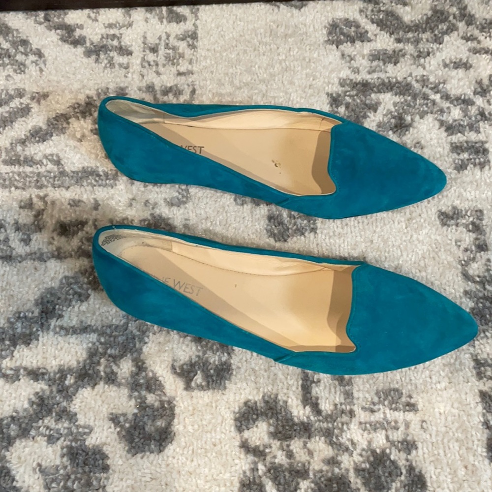 Nine West Pointy Blue Suede Flats Sz 6